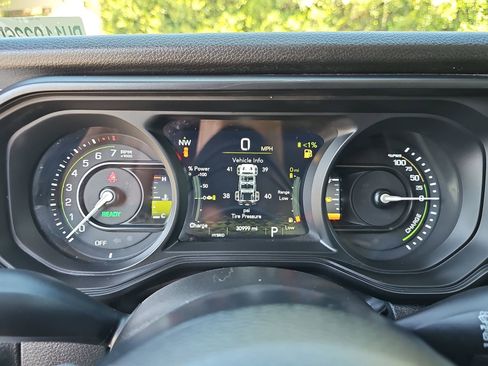 Used 2024 Jeep Wrangler Unlimited w/ Convenience Group AWD/4WD image 18