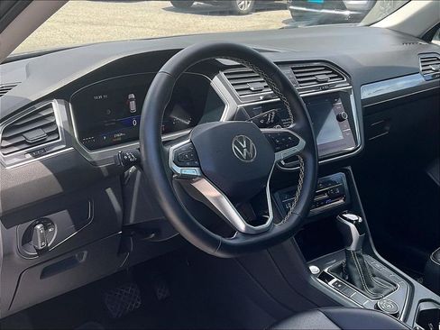 Used 2024 Volkswagen Tiguan SE w/ Panoramic Sunroof Package AWD/4WD image 7