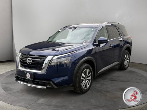 Used 2025 Nissan Pathfinder SL AWD/4WD image 3