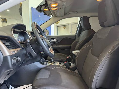 Used 2016 Jeep Cherokee Latitude w/ Cold Weather Group image 8