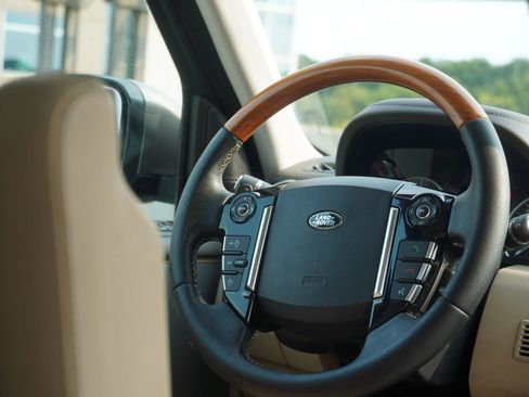 Used 2015 Land Rover LR4 HSE LUX image 9