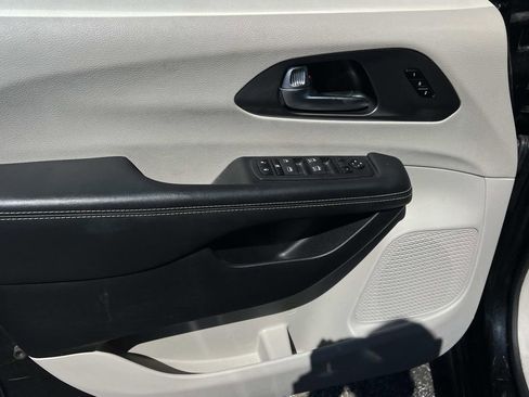 Used 2023 Chrysler Pacifica Touring-L FWD image 13