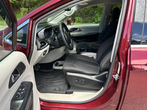 Used 2020 Chrysler Pacifica Touring FWD image 33