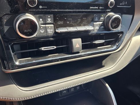 Used 2021 Toyota Highlander LE AWD/4WD image 24