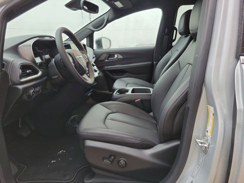 New 2026 Chrysler Pacifica Select image 8