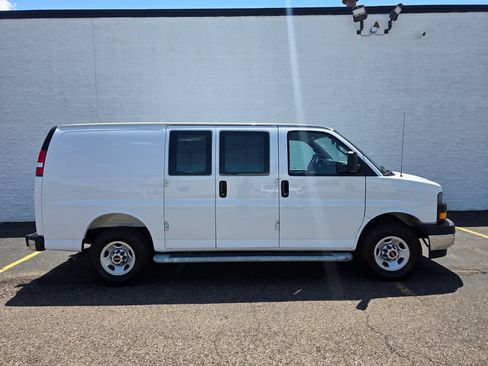 Used 2025 GMC Savana 2500 w/ Driver Convenience Package RWD image 4
