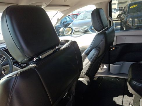 Used 2023 Chrysler Pacifica Touring-L image 19