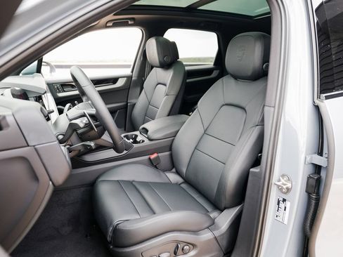 Certified 2026 Porsche Cayenne AWD/4WD image 5