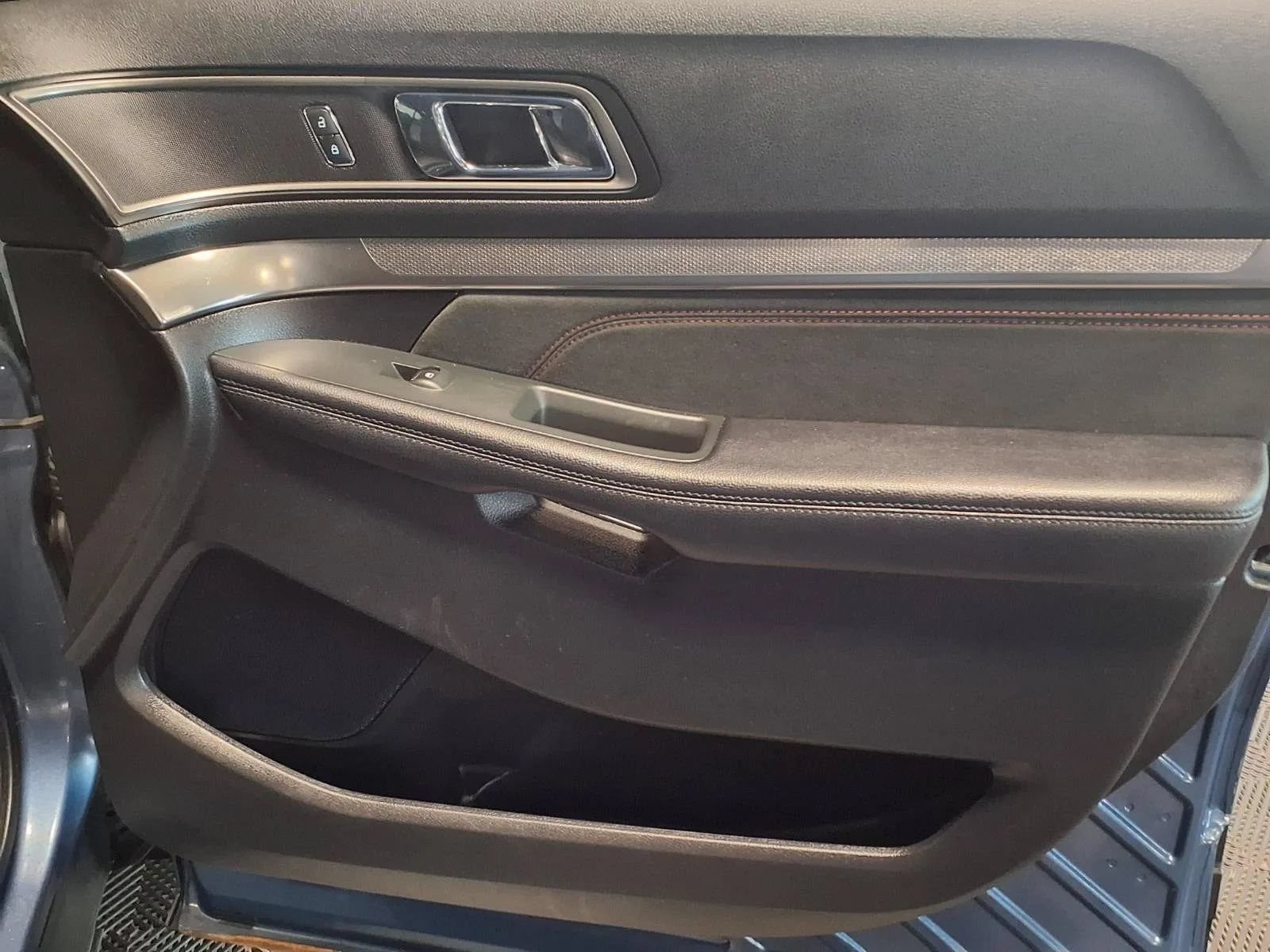 Used 2018 Ford Explorer XLT w/ Equipment Group 202A AWD/4WD image 12