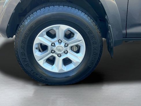 Used 2018 Toyota 4Runner SR5 AWD/4WD image 25