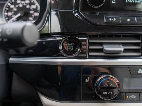 Certified 2025 Nissan Pathfinder SL image 32