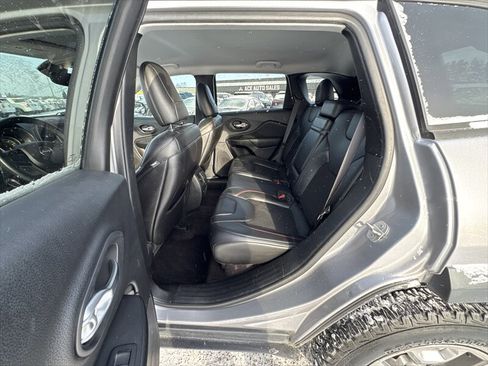 Used 2019 Jeep Cherokee Trailhawk w/ Cold Weather Group AWD/4WD image 15