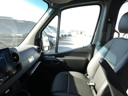 Used 2025 Mercedes-Benz Sprinter 2500 image 19