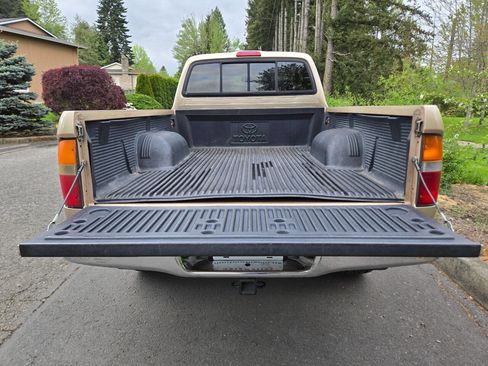 Used 2000 Toyota Tacoma PreRunner RWD image 9