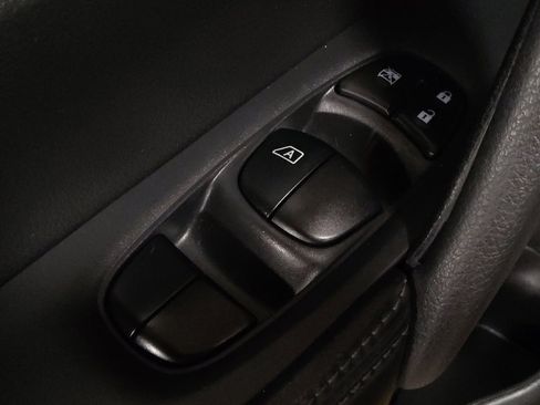 Used 2015 Nissan Rogue SV FWD image 27