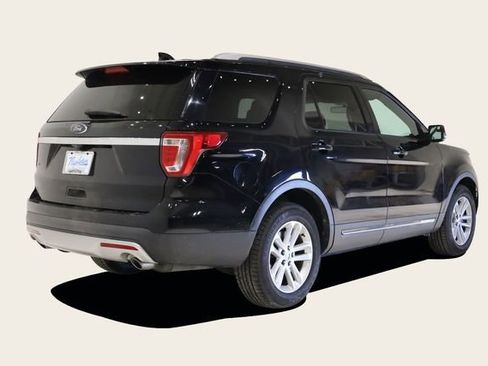 Used 2017 Ford Explorer XLT image 6