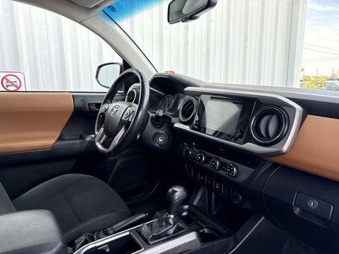 Used 2017 Toyota Tacoma SR5 image 32