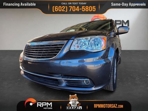 Used 2015 Chrysler Town & Country Touring image 9