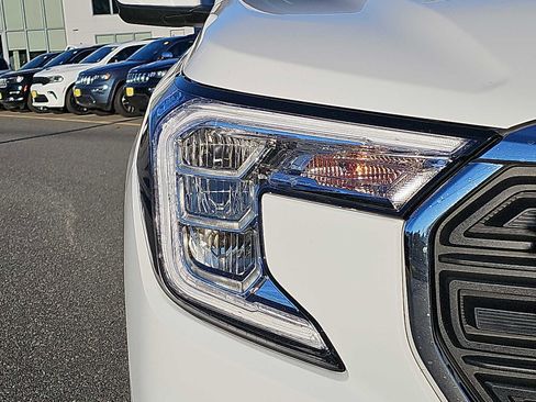 Used 2024 GMC Terrain SLE image 9