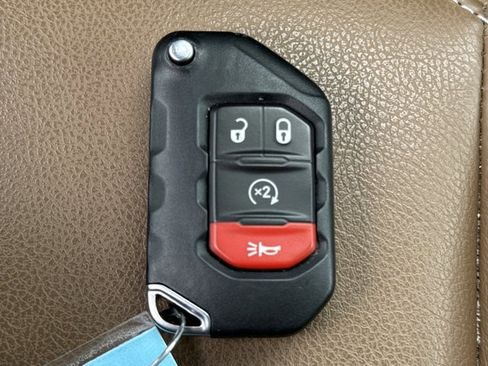 Used 2023 Jeep Wrangler Unlimited Sahara w/ Cold Weather Group AWD/4WD image 24