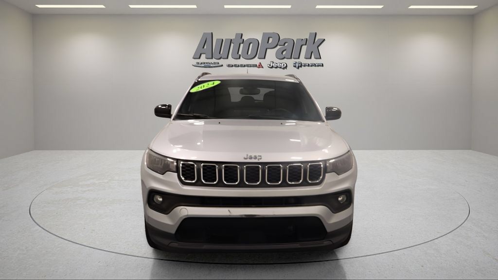 Used 2024 Jeep Compass Latitude AWD/4WD image 2