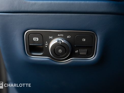 Used 2025 Aston Martin DB12 Coupe RWD image 28