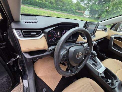 Used 2020 Toyota RAV4 LE w/ All Weather Liner Package AWD/4WD image 17