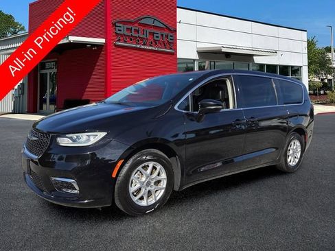 Used 2024 Chrysler Pacifica Touring-L FWD image 1