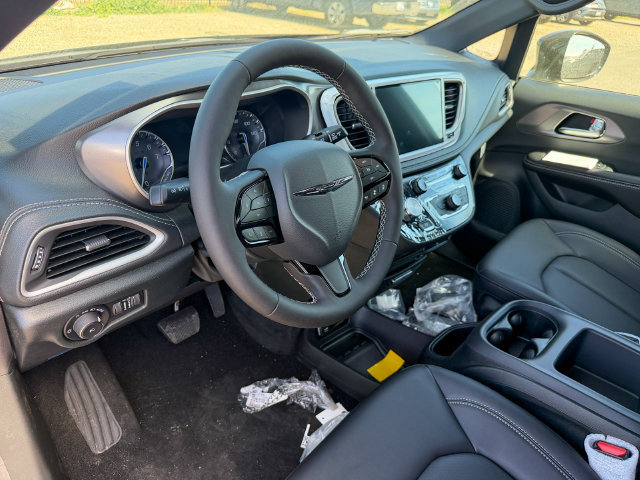 New 2026 Chrysler Pacifica Select AWD/4WD image 11