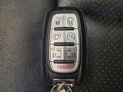Used 2017 Chrysler Pacifica Touring-L Plus FWD image 32