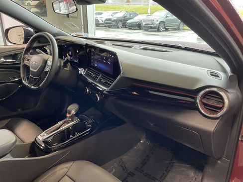 Used 2025 Chevrolet Trax RS w/ Sunroof Package image 17