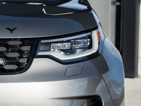 Used 2025 Land Rover Discovery Dynamic SE image 9