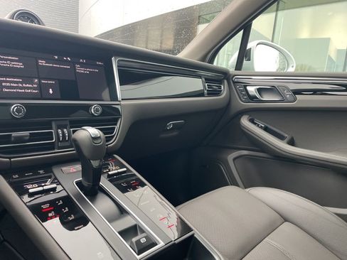 Certified 2025 Porsche Macan image 35