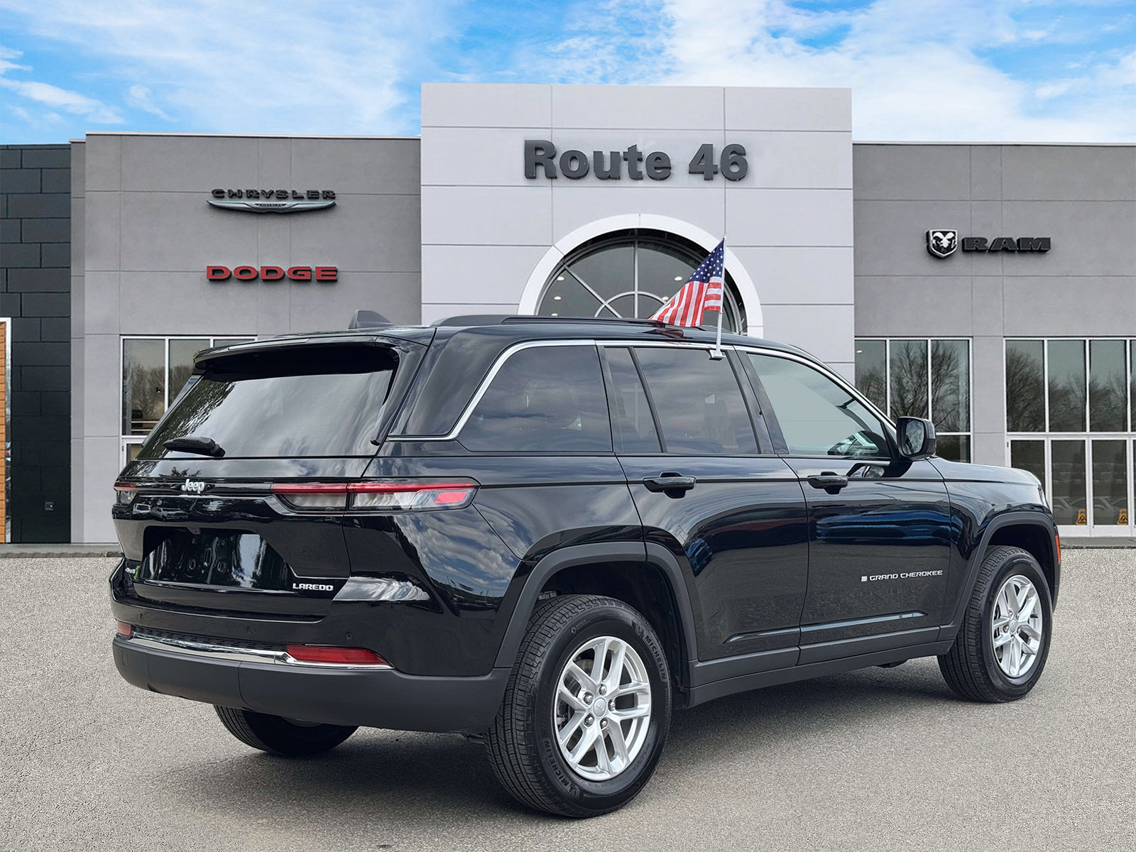 Used 2024 Jeep Grand Cherokee Laredo X w/ Luxury Tech Group I AWD/4WD image 11