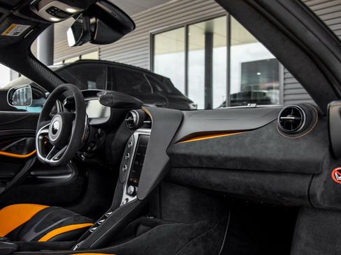 Used 2024 McLaren 750S Spider image 37