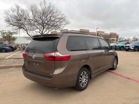 Used 2020 Toyota Sienna XLE w/ XLE Navigation Package image 5