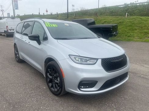 New 2026 Chrysler Pacifica Select w/ S Appearance Package AWD/4WD image 3
