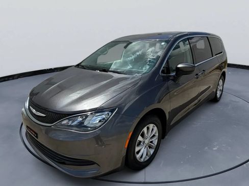 Used 2017 Chrysler Pacifica Touring FWD image 10
