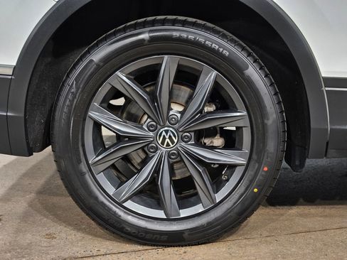 Used 2024 Volkswagen Tiguan SE image 17
