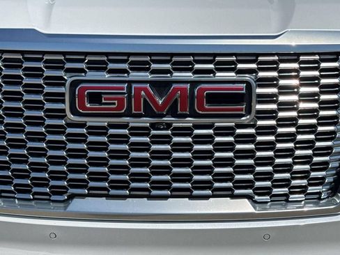 Used 2022 GMC Yukon Denali AWD/4WD image 9