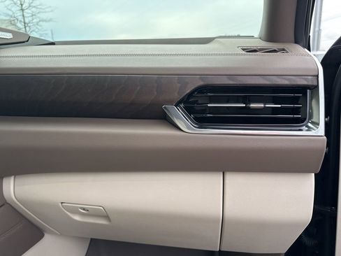 Used 2025 GMC Yukon Denali w/ Sun & Power Step Package image 25