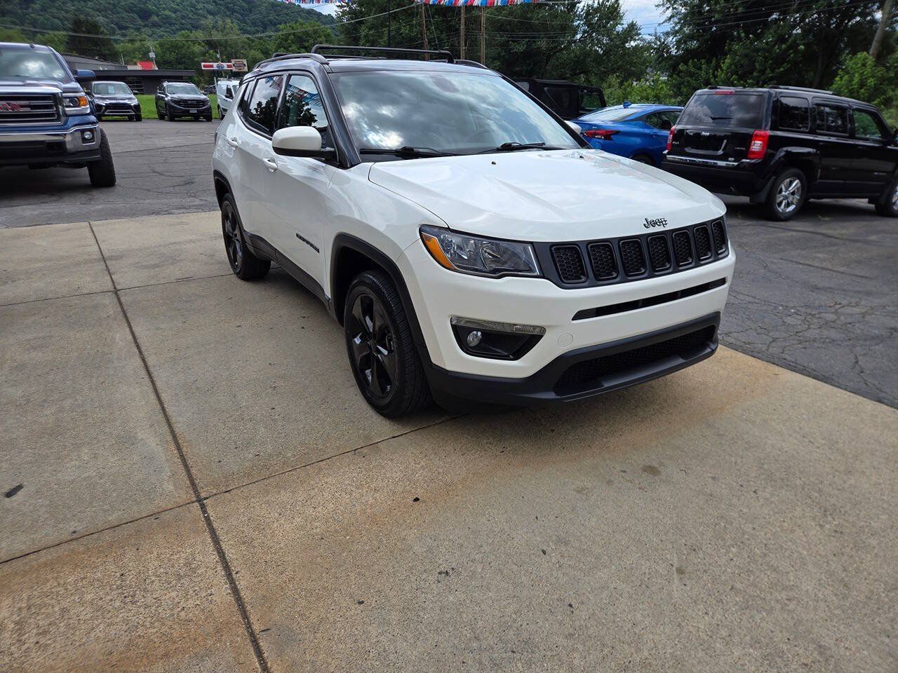 Used 2021 Jeep Compass Latitude w/ Sun and Sound Group AWD/4WD image 1