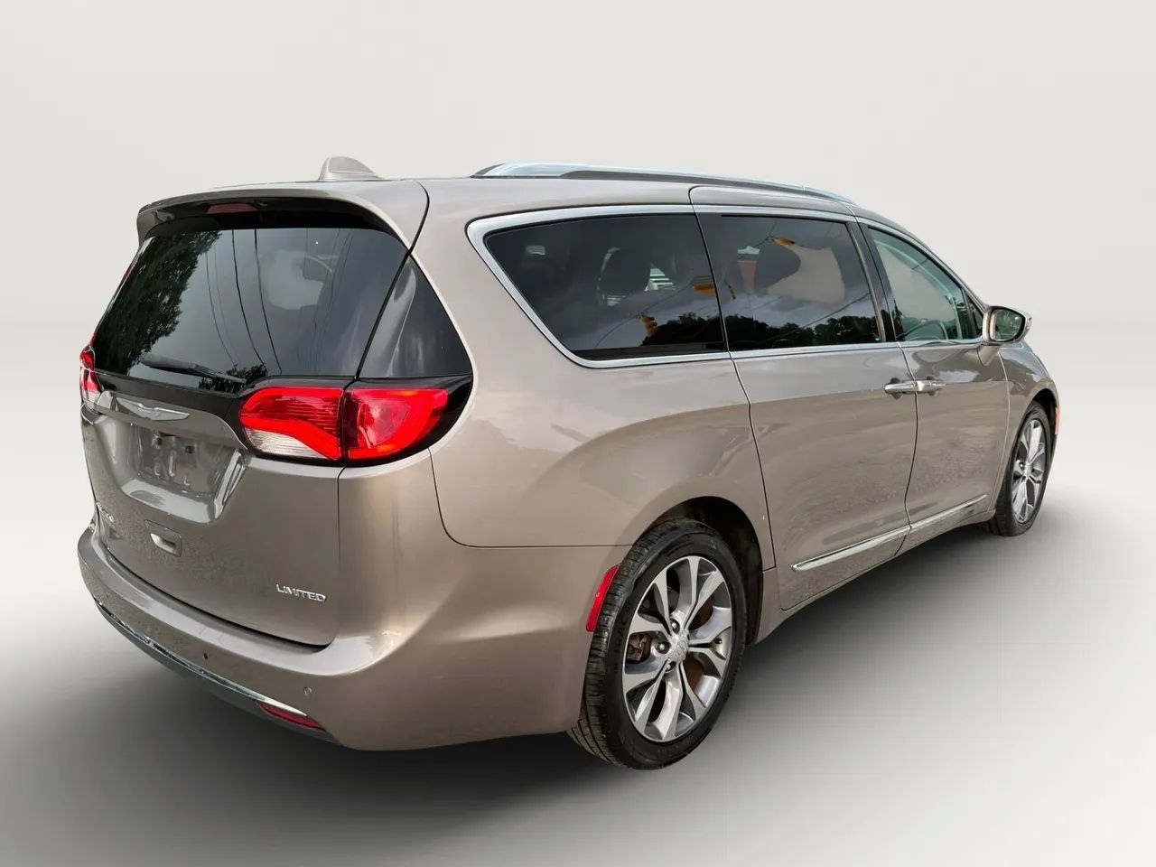 Used 2017 Chrysler Pacifica Limited FWD image 3