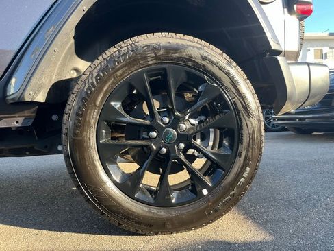 Used 2025 Jeep Wrangler Unlimited Sahara w/ Safety Group image 12