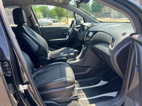 Used 2018 Chevrolet Trax LT w/ LT Convenience Package FWD image 30