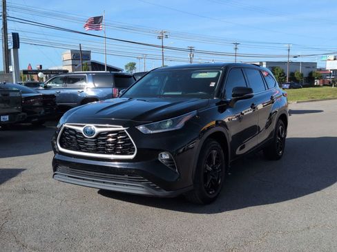 Used 2021 Toyota Highlander LE FWD image 4