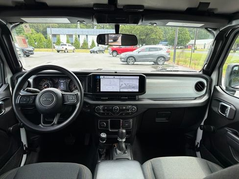 Certified 2024 Jeep Gladiator Sport AWD/4WD image 8