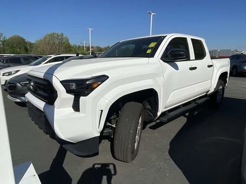 Used 2025 Toyota Tacoma SR AWD/4WD image 1