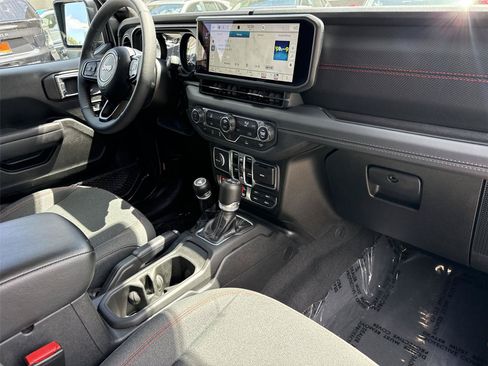 Used 2025 Jeep Wrangler Unlimited Rubicon AWD/4WD image 26