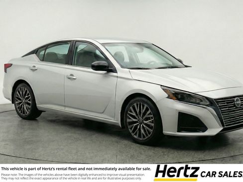 Used 2025 Nissan Altima 2.5 SV image 1